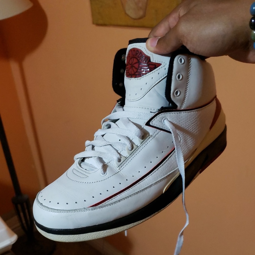 RETRO -- JORDANS 2's (Chicago)